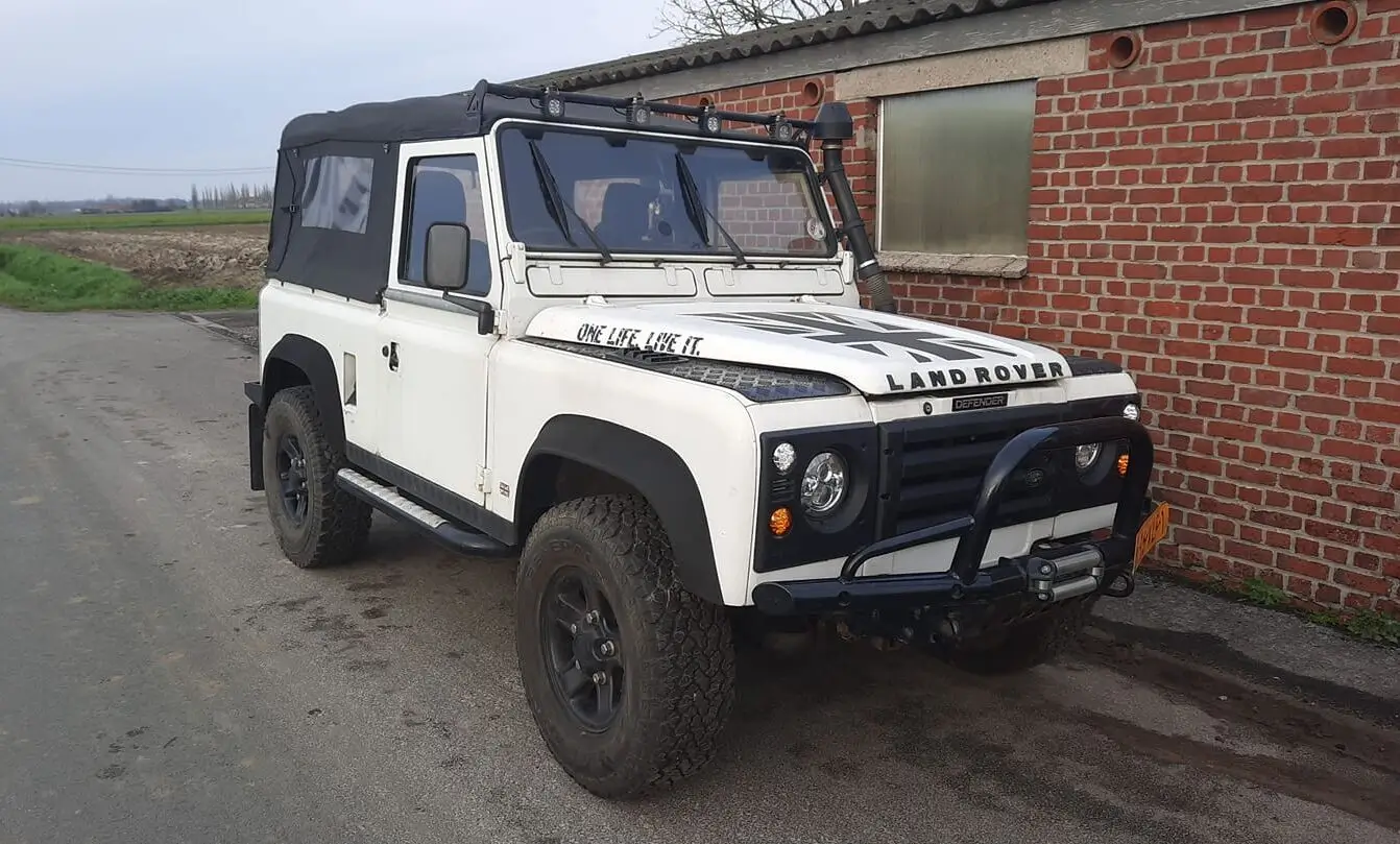 Verbouwde land rover met 4x4 custom onderdelen in onze garage te Diksmuide