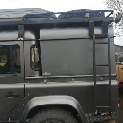 herstelling aan 4x4 Landrover in onze garage in Diksmuide